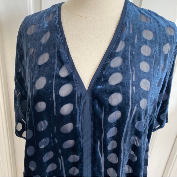 Cabi gorgeous velvet blue tunic size XL - Picture 4 of 8